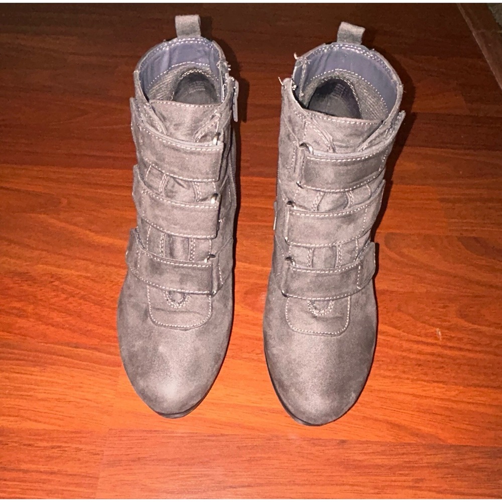 Dana Buchman gray with buckles size 6.5 ankle boots